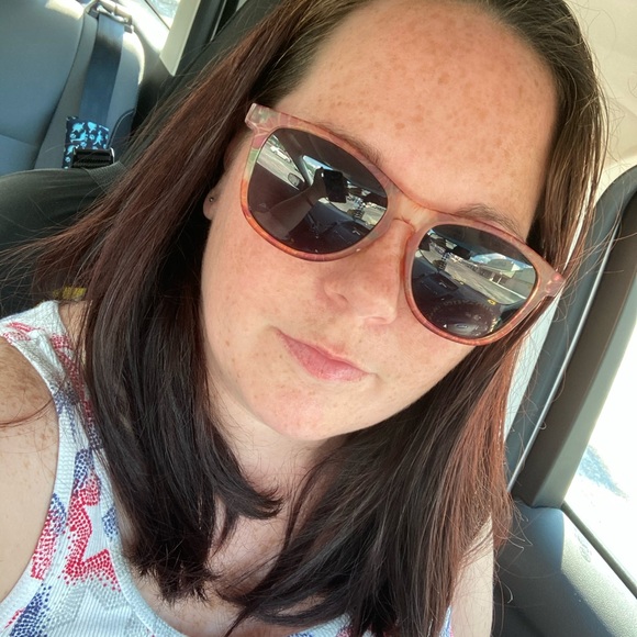 Meet your Posher, Christina - Picture 3 of 3